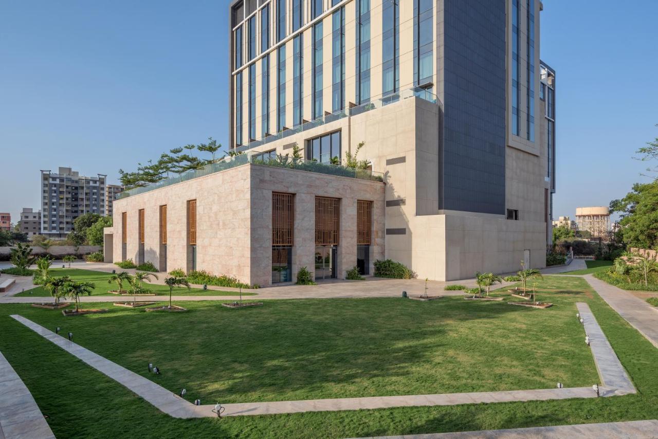 Radisson Blu Hotel & Spa, Nashik Exterior foto