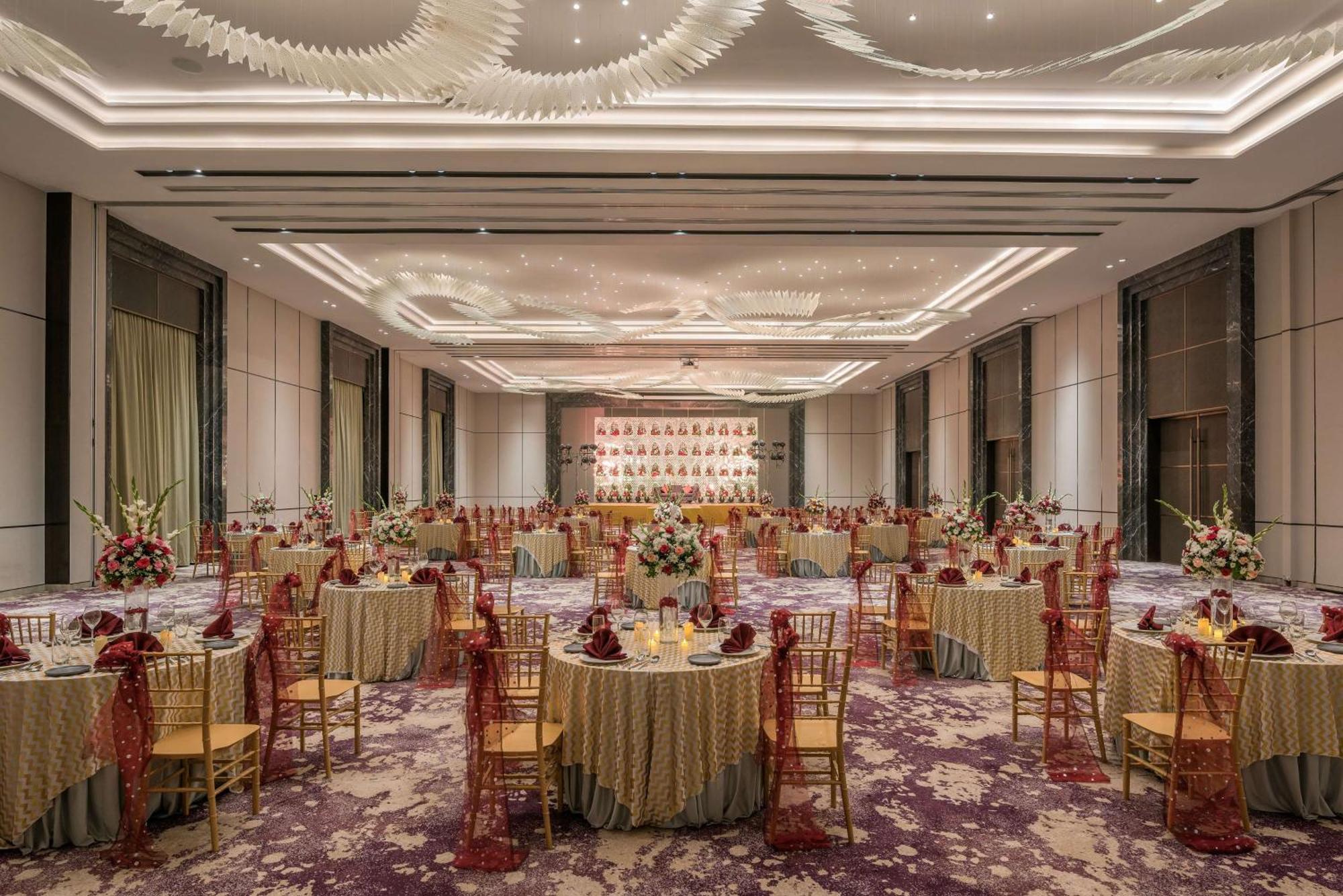 Radisson Blu Hotel & Spa, Nashik Exterior foto