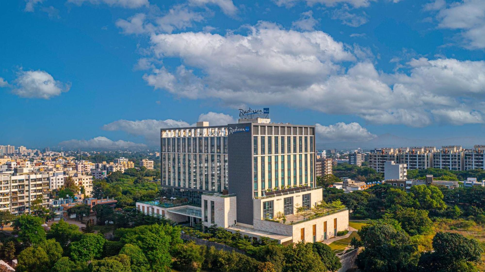 Radisson Blu Hotel & Spa, Nashik Exterior foto